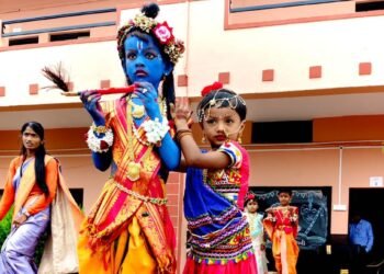 चिमुकल्यांनी साकारली राधा-कृष्णाची मोहक वेशभूषा