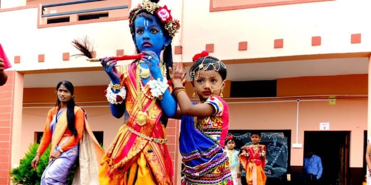 चिमुकल्यांनी साकारली राधा-कृष्णाची मोहक वेशभूषा