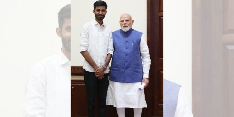 पंतप्रधान नरेंद्र मोदी भेटीला उपसरपंच कर्तार साबळे!  