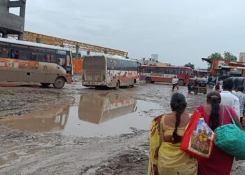 अक्कलकोट बस स्थानक परिसरात चिखलाचे साम्राज्य, प्रवाशांचे हाल? 
