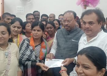 महसूलमंत्री चंद्रशेखर बावनकुळे यांना बोरी परिसरातील तीन शेतरस्त्यांसाठी 32 लाखांच्या कामांचे निवेदन    