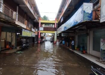 नगर परिषदेचे मार्केट पाण्यात; व्यापाऱ्यांचे लाखोचे नुकसान, प्रशासन मात्र झोपी? 