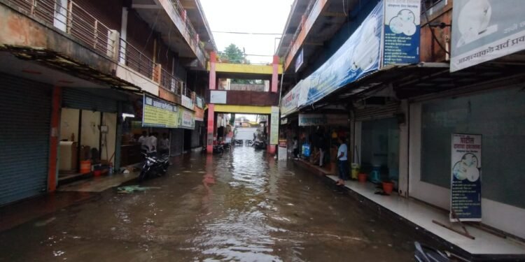 नगर परिषदेचे मार्केट पाण्यात; व्यापाऱ्यांचे लाखोचे नुकसान, प्रशासन मात्र झोपी? 