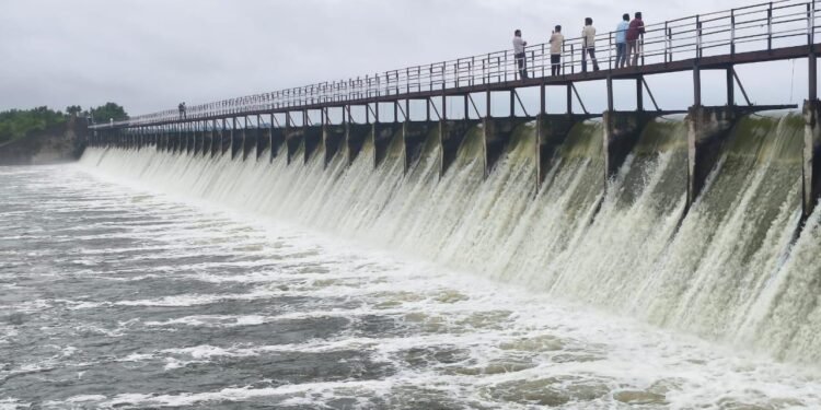 तेरणा धरण ओव्हरफ्लो! नदीकाठच्या गावांना सतर्कतेचा इशारा 