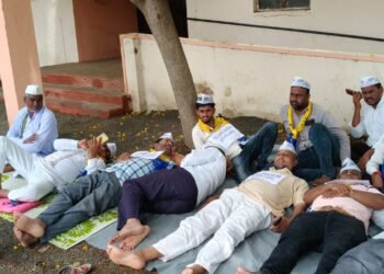 आम आदमी पार्टीचे गट शिक्षण कार्यालयामध्ये “झोपा काढा”आंदोलन! 