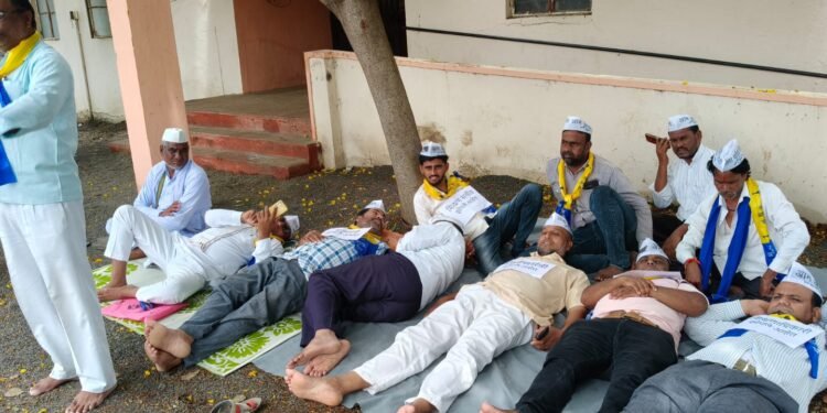 आम आदमी पार्टीचे गट शिक्षण कार्यालयामध्ये “झोपा काढा”आंदोलन! 