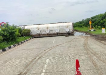 भरधाव केमिकल टँकर पलटी; चालकाविरुद्ध गुन्हा दाखल