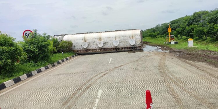 भरधाव केमिकल टँकर पलटी; चालकाविरुद्ध गुन्हा दाखल