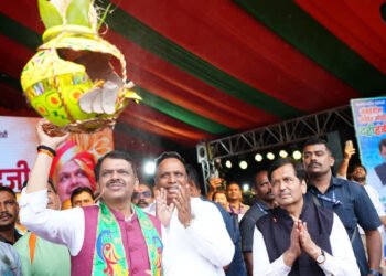 मुंबई पालिकेची दहीहंडी फोडणारच; गोपालकालाच्या निमित्याने राजकीय फटाके