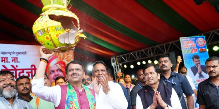 मुंबई पालिकेची दहीहंडी फोडणारच; गोपालकालाच्या निमित्याने राजकीय फटाके