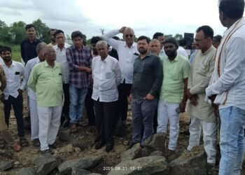 पूरग्रस्त शेतीची आमदार भीमराव केराम यांच्याकडून पाहणी करून अधिकाऱ्यांना पंचनामे करण्याचे निर्देश! 