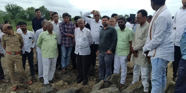 पूरग्रस्त शेतीची आमदार भीमराव केराम यांच्याकडून पाहणी करून अधिकाऱ्यांना पंचनामे करण्याचे निर्देश! 