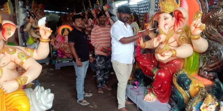 ग्रामीण भागात बनविलेल्या गणेश मुर्तीला परराज्यात पसंती!