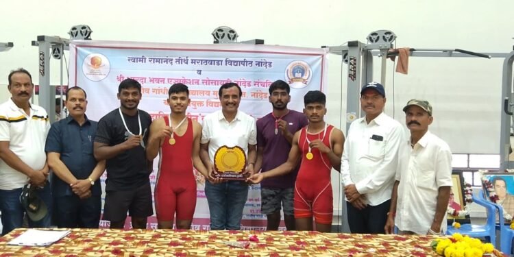 राजीव गांधी महाविद्यालयाला मिळाले तीन सुवर्णपदकांसह एक रौप्य पदक!