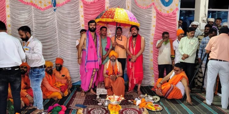 श्रावण मास समाप्ती ‘परांजन’ निमित्ताने श्री रेणुकादेवी संस्थान कडून श्री दत्त शिखर संस्थान येथील पुजारी प्रतिनिधींचे पाद्यपूजन