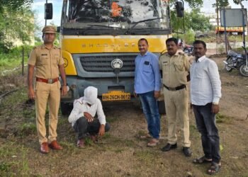अवैध रेतीमाफियांवर रामतीर्थ पोलिसांचे सर्जिकल स्ट्राईक; गाडीसह २५ लाखांचा मुद्देमाल जप्त