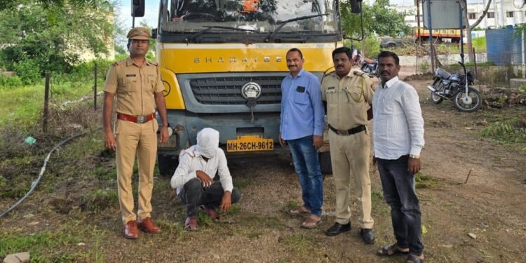 अवैध रेतीमाफियांवर रामतीर्थ पोलिसांचे सर्जिकल स्ट्राईक;  गाडीसह २५ लाखांचा मुद्देमाल जप्त
