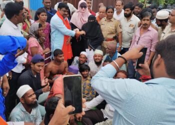 नांदेड : दिव्यांग बांधवांच्या विविध मागण्यांसाठी आक्रोश मोर्चा; भगिनींनी आमदारास बांधली राखी