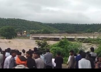 पैनगंगेला पूर : धनोडा पूलावर २ फूट पाणी, विदर्भ मराठवाडा संपर्क तूटला!