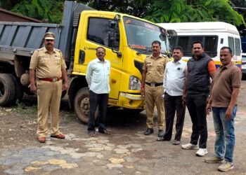 पंढरपूर तालुका पोलिसांनी ५ लाख १२ हजारांचा वाळू भरलेला ट्रक जप्त, चालकास जेरबंद