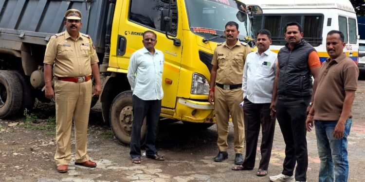 पंढरपूर तालुका पोलिसांनी ५ लाख १२ हजारांचा वाळू भरलेला ट्रक जप्त, चालकास जेरबंद
