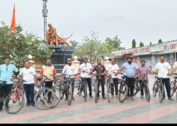 सायकलवरती जाऊन छत्रपती संभाजी महाराज पुतळ्याची स्वच्छता