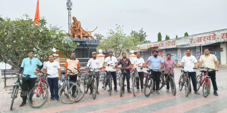 सायकलवरती जाऊन छत्रपती संभाजी महाराज पुतळ्याची स्वच्छता