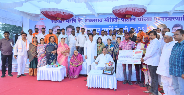 लखन-सर्जा बैलजोडी गाडीने सहकार महर्षी केसरी बैलगाडा शर्यतीत प्रथम क्रमांक पटकावला