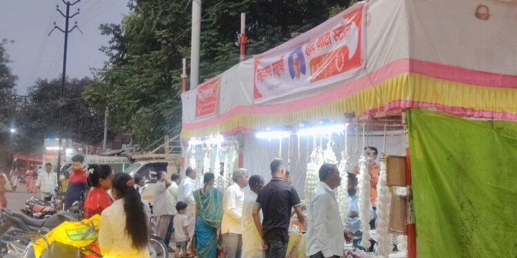 नववर्ष व गुढीपाडवा निमित्त अकलूज मध्ये बाजारात गर्दी