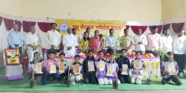 वर्धापन दिनानिमित्त मंद्रूपमध्ये खेळाडूंचा गौरव