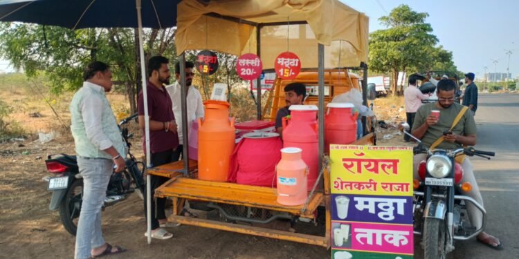 विजयपूर महामार्गावर थंड पेयांची रेलचेल; मठ्ठा-ताक विक्री वाढली