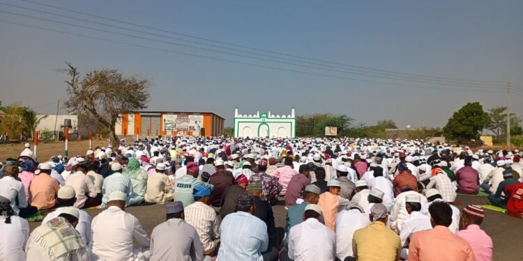 मंद्रूपमध्ये रमजान ईद उत्साहात साजरी