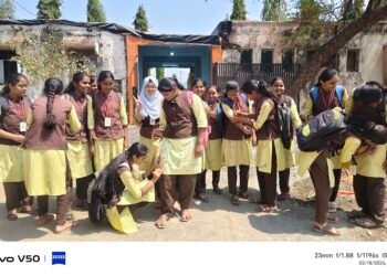 दहावीच्या लास्ट पेपरला विद्यार्थी भावुक; मैत्रीच्या आठवणीसाठी गणवेशावर सह्या