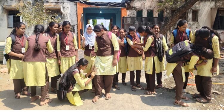 दहावीच्या लास्ट पेपरला विद्यार्थी भावुक; मैत्रीच्या आठवणीसाठी गणवेशावर सह्या