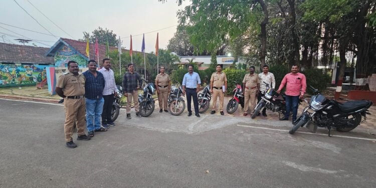 कत्तलीसाठी बांधून ठेवलेल्या सहा गाईंची सुटका; दोन जणांवर गुन्हा दाखल