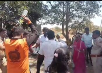 शिवरस्त्यासाठी शेतकऱ्यांचा अंगावर डिझेल ओतून आत्मदहनाचा प्रयत्न