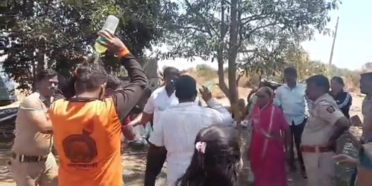 शिवरस्त्यासाठी शेतकऱ्यांचा अंगावर डिझेल ओतून आत्मदहनाचा प्रयत्न