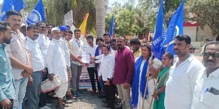 बसस्थानकाचे ‘डॉ. बाबासाहेब आंबेडकर बसस्थानक’ नामकरण करण्यासाठी भव्य मोर्चा