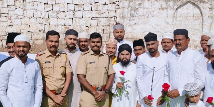 ईदनिमित्त बंधुभावाचे दर्शन; प्रभारी अधिकारी राहुल आत्राम यांच्याकडून मुस्लिम बांधवांना शुभेच्छा