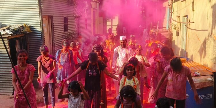 “अवघा रंग एक झाला!” महिला दिन व रंगपंचमी निमित्त हरिपाठ परिवाराचा महिलांसाठी रंगोत्सव