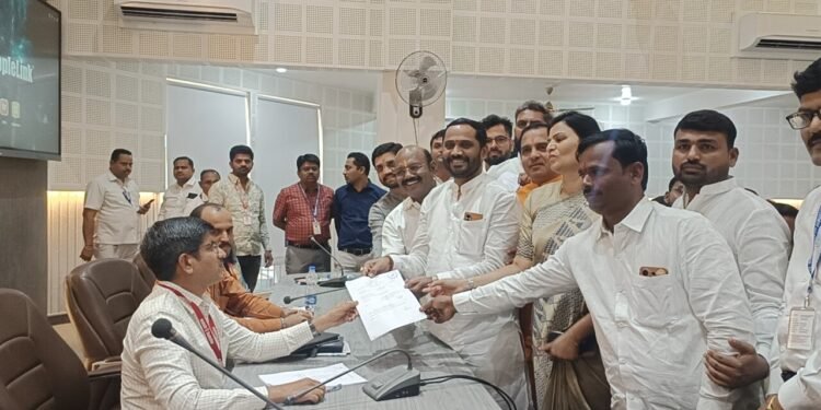 सर्व सामान्य शेतकरी दीपक वैद्य झाले झेडपीचे नवे अध्यक्ष ! 