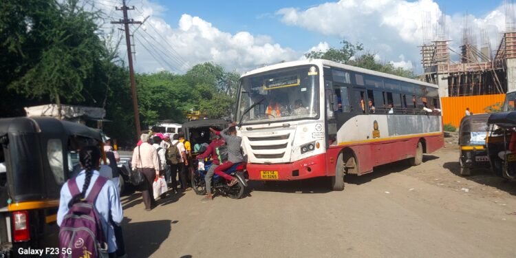 अक्कलकोट मधील अरुंद रस्ते यामुळे वाहनाना वळण घेणे होतेय धोकादायक