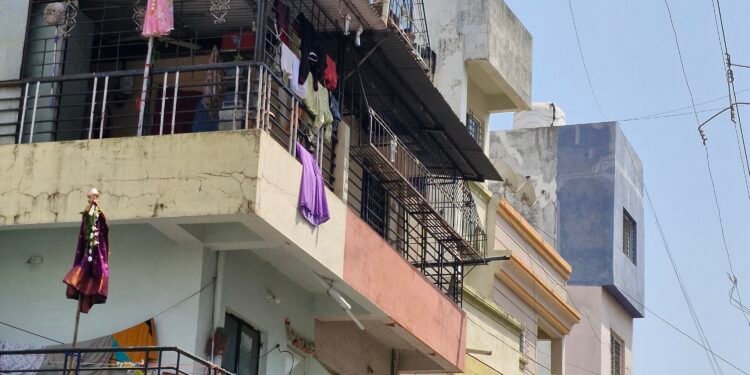 गुढीपाडव्यानिमित्त बाजारपेठेत विशेष उत्साह; घरोघरी पारंपारिक पद्धतीने ब्रम्हध्वज