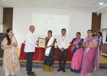 “ती – आत्मविश्वासाची ज्योत” : हिराचंद नेमचंद महाविद्यालयात महिला दिन उत्साहात