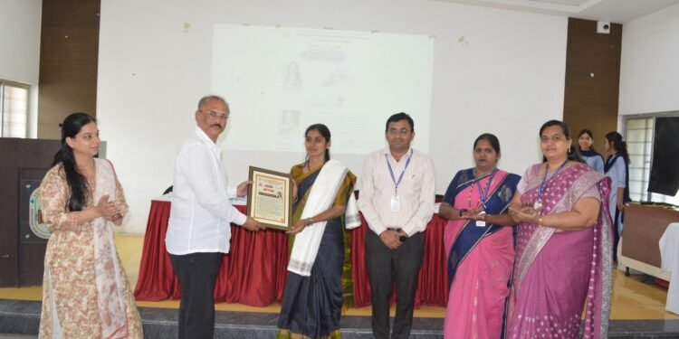 “ती – आत्मविश्वासाची ज्योत” : हिराचंद नेमचंद महाविद्यालयात महिला दिन उत्साहात