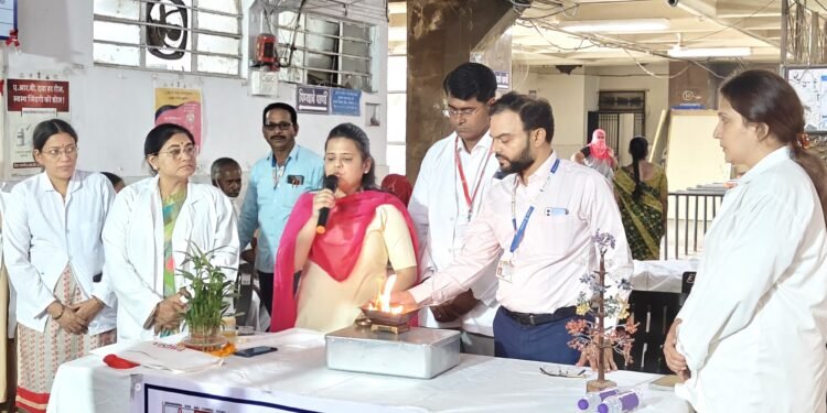 आई प्रतिष्ठानतर्फे दुर्धर आजारातग्रस्त मुलींना पौष्टिक आहार वाटप