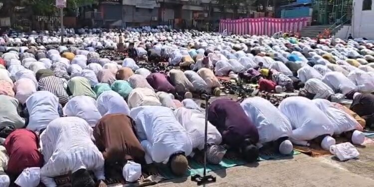 ईदगाह मैदानावर रमजान ईदनिमित्त श्रद्धा, शांतता आणि एकतेचे चित्र