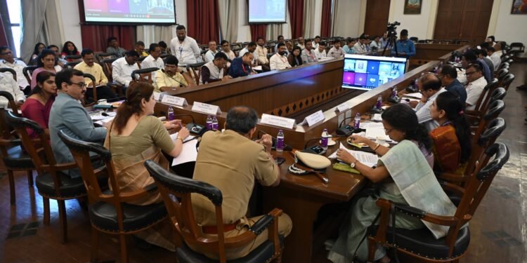 ऊसतोड महिला कामगारांच्या आरोग्य व सुरक्षिततेला प्राधान्य द्यावे