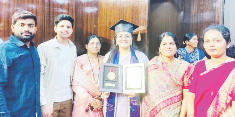 आळणी गावाचा अभिमान; डॉ. दिव्या वीर हिला एमबीबीएस पदवी प्रदान