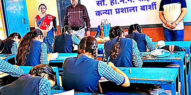 शाह कन्या प्रशालेत सायन्स क्वीझचे आयोजन